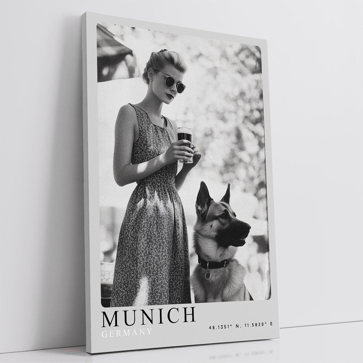 Paul Sinus Leinwandbild 80x120cm Munich – Vintage, Fotografie, Eleganz, Deutschland, Bier, Nostalgie, Charme, Stil, Schwarz-Weiß, Frau, Hund, Tradition