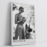 Paul Sinus Leinwandbild 80x120cm Munich – Vintage, Fotografie, Eleganz, Deutschland, Bier, Nostalgie, Charme, Stil, Schwarz-Weiß, Frau, Hund, Tradition
