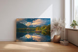 Sinus Art Wandbild 120x80cm Berglandschaft mit Boot auf ruhigem See, umrahmt von Wald und Wolken