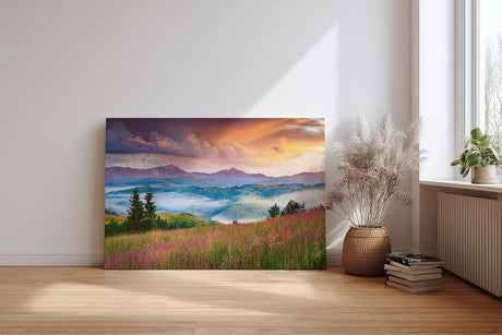 Sinus Art Wandbild 120x80cm Farbige Bergwiese mit Nebelschwaden und dramatischem Himmel für emotionale Raumwirkung