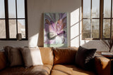 Paul Sinus Wandbild in 40x60cm Soft Revelation – Abstrakte Blütenkomposition in sanften Pastellund Lilatönen mit dynamischer Struktur