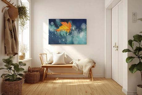 Sinus Art Wandbild 120x80cm Einzelnes orangefarbenes Ahornblatt im feuchten Gras mit Tautropfen und Lichtpunkten
