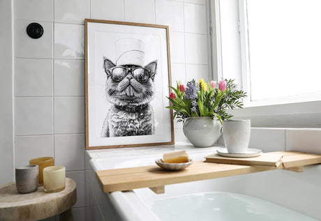 Paul Sinus Poster/Leinwandbild/Rahmenoption – Coole Katze mit Klopapierhut – Lustige WC-Deko für dein Badezimmer