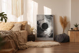 Paul Sinus Wandbild in 40x60cm Event Horizon – Monochrome Abstraktion mit tiefem Zentrum und kraftvollen Strukturen
