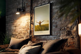Paul Sinus Kunstdruck 40x60cm Field of Light Frau im Sonnenfeld mit ausgebreiteten Armen bei Sonnenuntergang