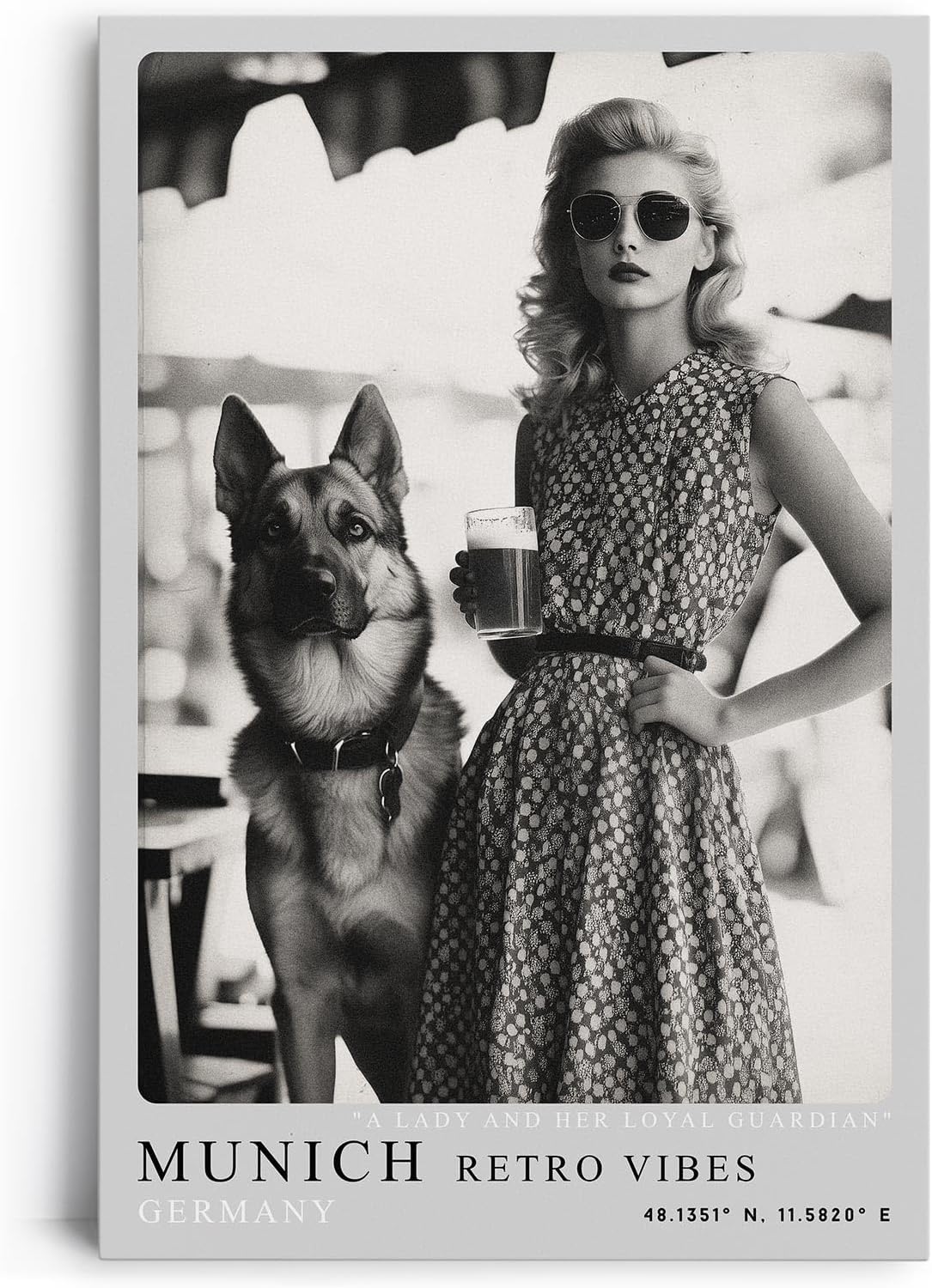 Paul Sinus Leinwandbild 80x120cm Munich Retro Vibes – Stilvolle Vintage-Szene in Schwarz-Weiß mit eleganter Dame, Sonnenbrille, deutschem Schäferhund
