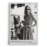 Paul Sinus Leinwandbild 80x120cm Munich Retro Vibes – Stilvolle Vintage-Szene in Schwarz-Weiß mit eleganter Dame, Sonnenbrille, deutschem Schäferhund