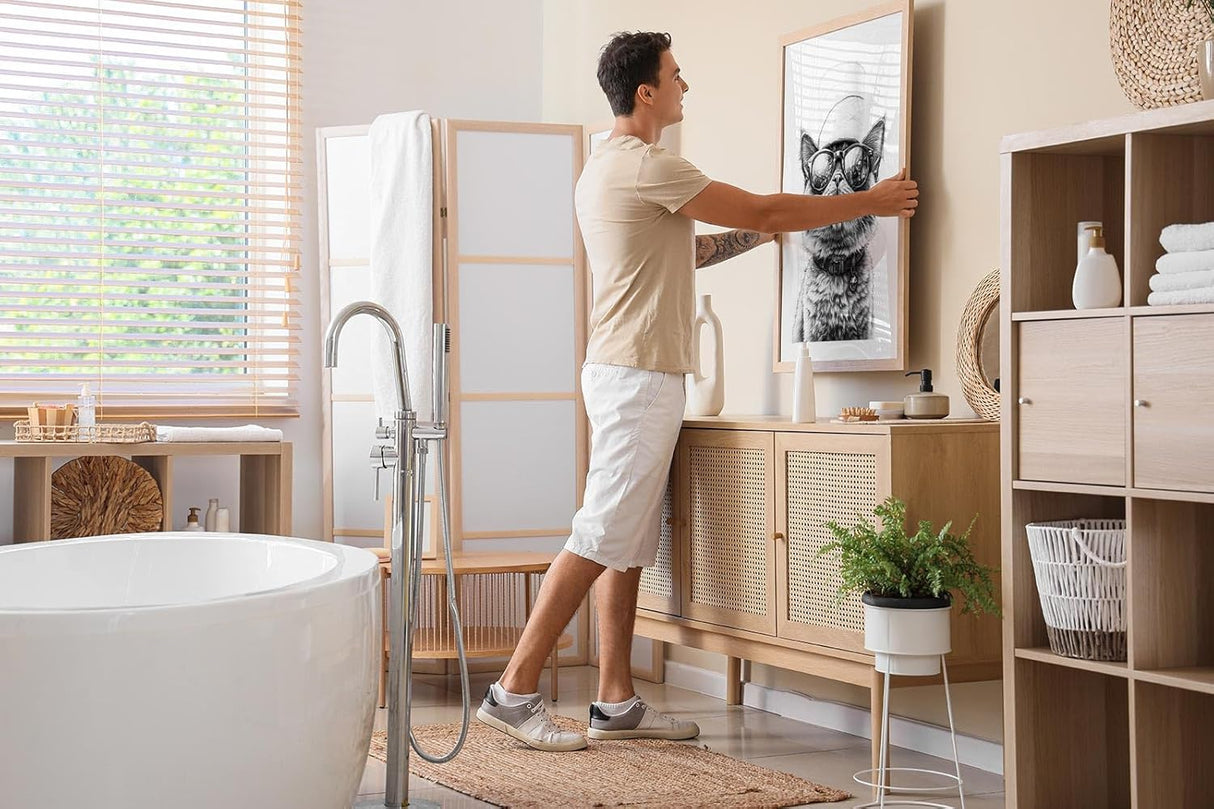 Paul Sinus Poster/Leinwandbild/Rahmenoption – Coole Katze mit Klopapierhut – Lustige WC-Deko für dein Badezimmer