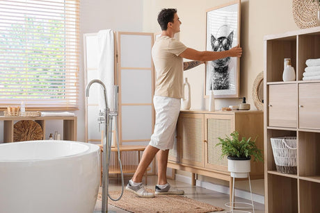 Paul Sinus Poster/Leinwandbild/Rahmenoption – Coole Katze mit Klopapierhut – Lustige WC-Deko für dein Badezimmer