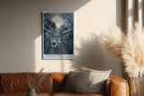 Paul Sinus Wandbild in 40x60cm The Silent Stag – majestätischer Hirsch vor Vollmond im nächtlichen Wald, detailreiche Illustration in kühlen Blautönen