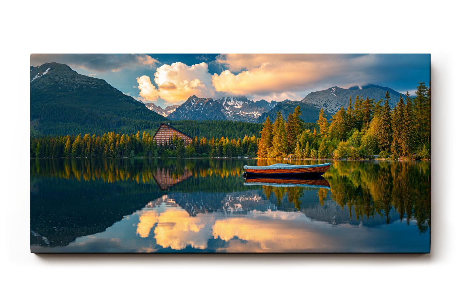 Sinus Art Wandbild 120x80cm Berglandschaft mit Boot auf ruhigem See, umrahmt von Wald und Wolken
