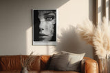 Paul Sinus Wandbild in 40x60cm Künstlerisches Porträt in Schwarz-Weiß mit rissiger Textur über Gesichtszügen