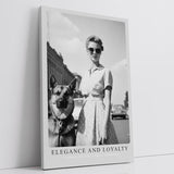 Paul Sinus Leinwandbild 60x90cm Leinwandbild Eleganz und Loyalität – Stilvolle Schwarz-Weiß-Fotografie mit Frau und treuem Hund, Retro-Charme
