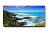 Sinus Art Wandbild 120x80cm Felsige Küste trifft auf türkisfarbenes Meer unter dramatischem Himmel