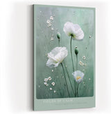Paul Sinus Wandbild in 40x60cm Fields of Calm – weiße Mohnblumen auf zartgrünem Hintergrund, sanfte florale Kunst mit eleganter Textur