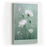 Paul Sinus Wandbild in 40x60cm Fields of Calm – weiße Mohnblumen auf zartgrünem Hintergrund, sanfte florale Kunst mit eleganter Textur