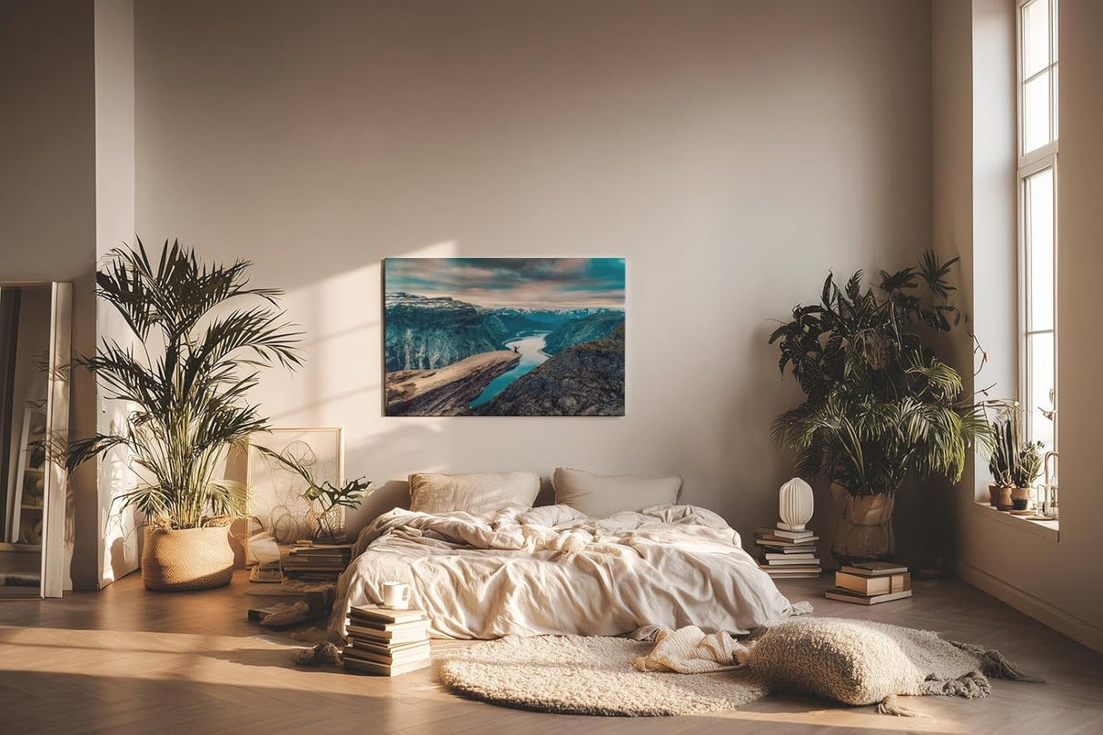 Sinus Art Wandbild 120x80cm Beeindruckende Aussicht auf norwegisches Fjordtal mit mutiger Person auf Felsvorsprung