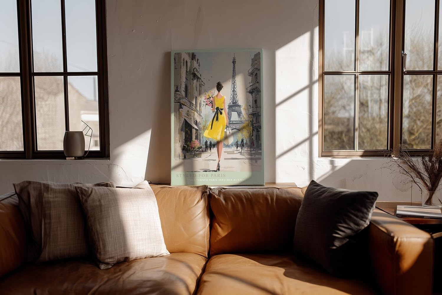 Paul Sinus Wandbild in 40x60cm Frau im gelben Kleid vor dem Eiffelturm – stilvolle Stadtszene mit französischem Charme für elegante Raumgestaltung