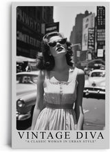 Paul Sinus Leinwandbild 40x60cm Leinwandbild Vintage Diva – Stilvolle Schwarz-Weiß-Fotografie einer glamourösen Frau in urbaner Kulisse, Retro-Ästhetik