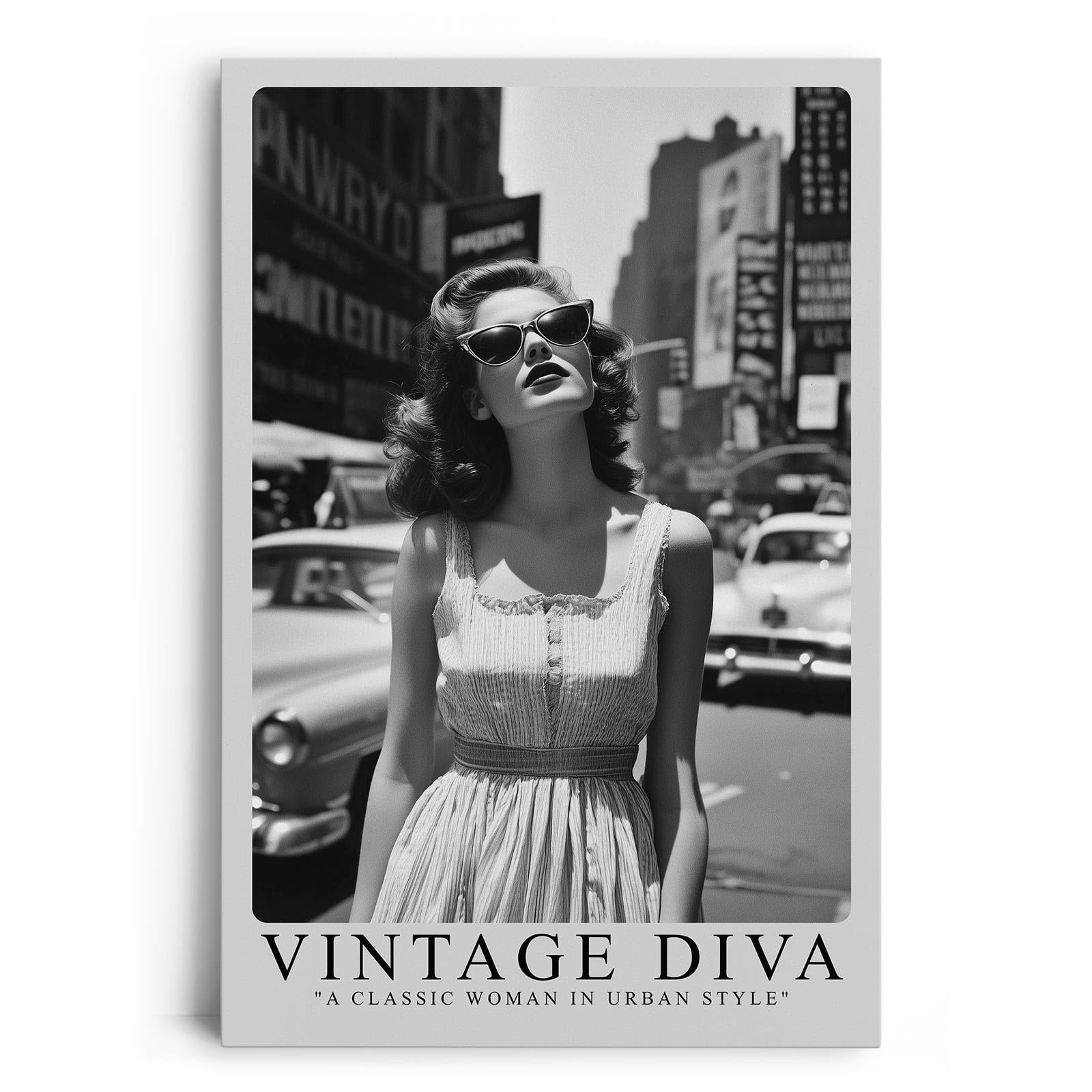 Paul Sinus Leinwandbild 40x60cm Leinwandbild Vintage Diva – Stilvolle Schwarz-Weiß-Fotografie einer glamourösen Frau in urbaner Kulisse, Retro-Ästhetik