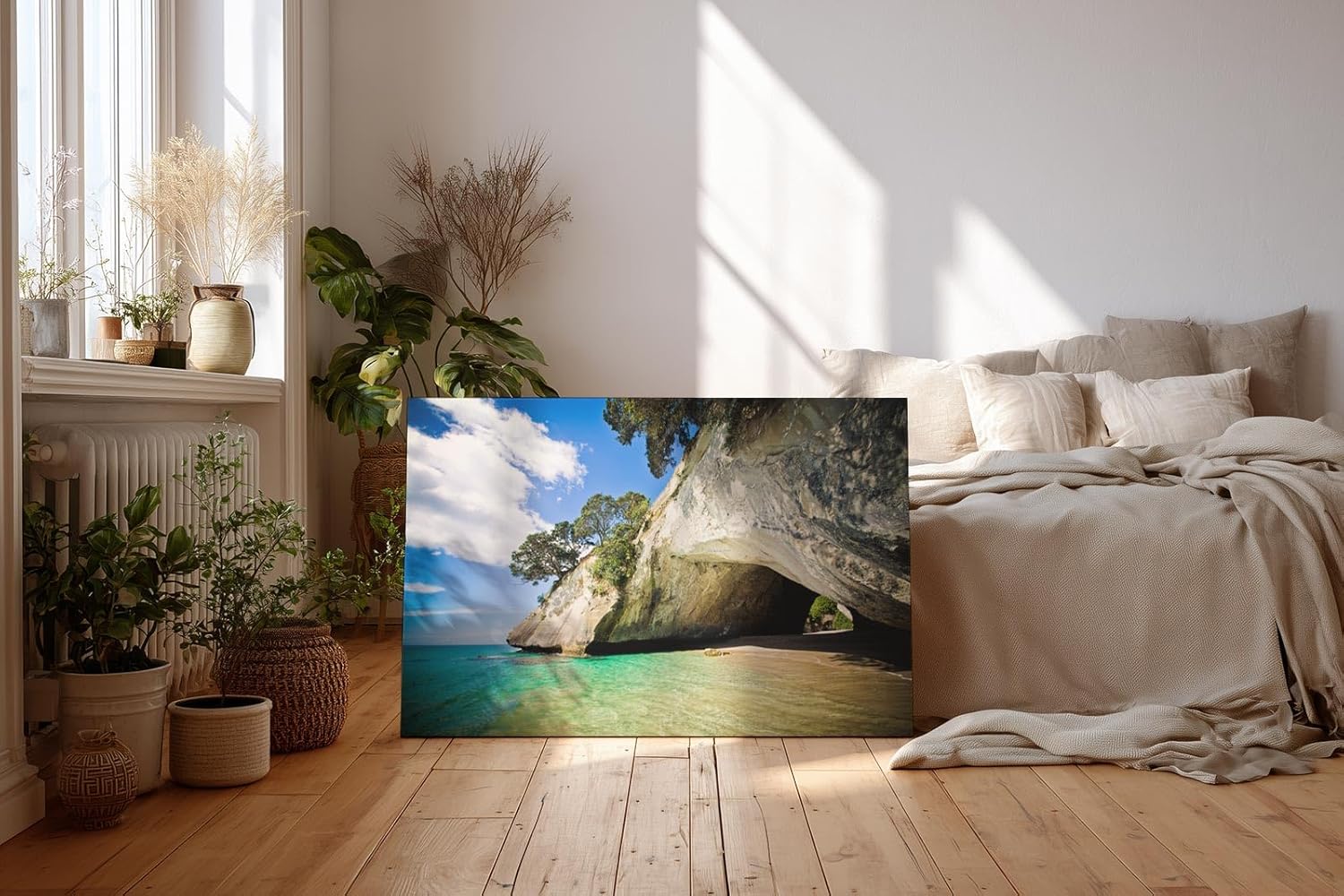 Sinus Art Wandbild 120x80cm Strahlende Küstenszene mit Felsüberhang, Sandstrand und klarem türkisfarbenem Meer