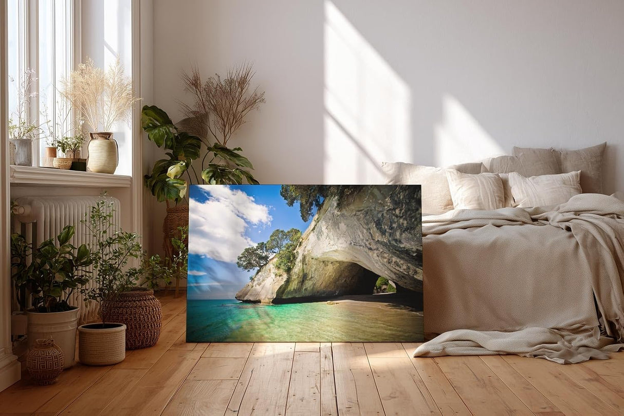 Sinus Art Wandbild 120x80cm Strahlende Küstenszene mit Felsüberhang, Sandstrand und klarem türkisfarbenem Meer