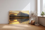 Sinus Art Wandbild 120x80cm Bergmassiv spiegelt sich im ruhigen See – warm, still und kraftvoll zugleich