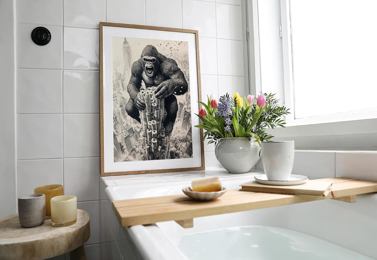 Paul Sinus Poster/Leinwandbild/Rahmenoption – King Kong auf dem Klopapier-Turm – Lustige WC-Deko für dein Badezimmer
