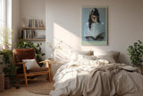 Paul Sinus Wandbild in 40x60cm Focused Mind – Ausdrucksstarkes Porträt einer jungen Frau mit Brille, vertieft ins Lesen, moderne Bilder in kühlen Farbtönen, konzentriert und stilvoll