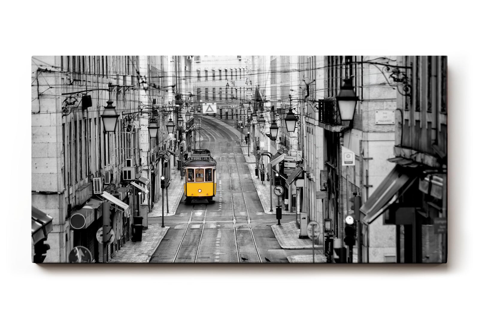 Sinus Art Wandbild 120x80cm Gelbe Straßenbahn in monochromer Großstadtkulisse – Highlight inmitten des Alltags