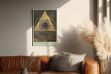 Paul Sinus Wandbild in 40x60cm Eye of the Sigma – Abstrakte geometrische Komposition mit goldenem Dreieck und zentralem Kreis auf dunkler Strukturfläche
