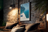 Paul Sinus Kunstdruck 40x60cm Mediterranean Blue – Segelboot auf ruhiger See mit Blick auf Küste im Morgenlicht