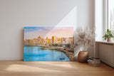 Sinus Art Wandbild 120x80cm Pastellfarbene Häuserzeile an der Küste vor türkisblauem Meer – mediterranes Flair pur