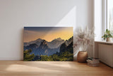 Sinus Art Wandbild 120x80cm Dramatische Berglandschaft mit goldenen Sonnenstrahlen und markanten Felsen