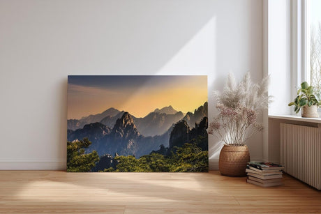 Sinus Art Wandbild 120x80cm Dramatische Berglandschaft mit goldenen Sonnenstrahlen und markanten Felsen