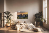 Sinus Art Wandbild 120x80cm Dramatische Berglandschaft mit goldenen Sonnenstrahlen und markanten Felsen