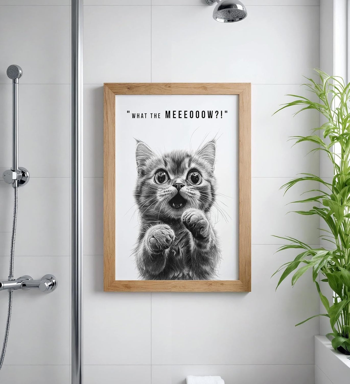 Paul Sinus Poster/Leinwandbild/Rahmenoption – Überraschtes Kätzchen „What the MEEEOOOOW?!“ – Lustige WC-Deko für dein Badezimmer
