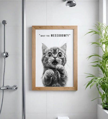 Paul Sinus Poster/Leinwandbild/Rahmenoption – Überraschtes Kätzchen „What the MEEEOOOOW?!“ – Lustige WC-Deko für dein Badezimmer