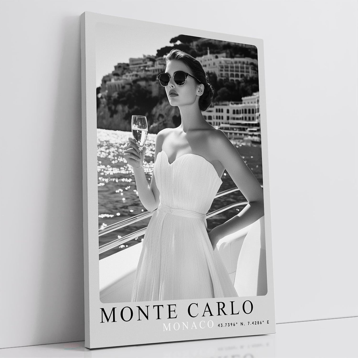 Paul Sinus Leinwandbild 40x60cm Leinwandbild Monte Carlo – Stilvolle Schwarz-Weiß-Fotografie einer eleganten Frau auf einer Yacht, luxuriöse Ästhetik