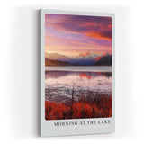 Paul Sinus Kunstdruck 40x60cm Morning at the Lake – Alpenpanorama mit ruhigem See im Morgenlicht in Rosa und Violett