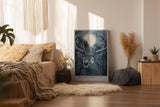Paul Sinus Wandbild in 40x60cm The Silent Stag – majestätischer Hirsch vor Vollmond im nächtlichen Wald, detailreiche Illustration in kühlen Blautönen