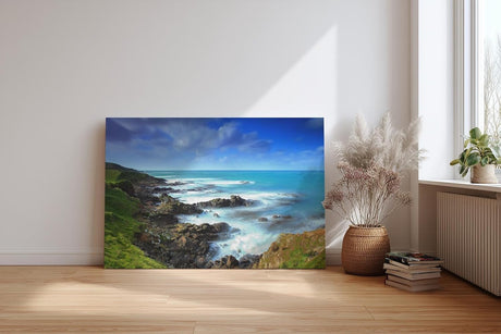 Sinus Art Wandbild 120x80cm Felsige Küste trifft auf türkisfarbenes Meer unter dramatischem Himmel