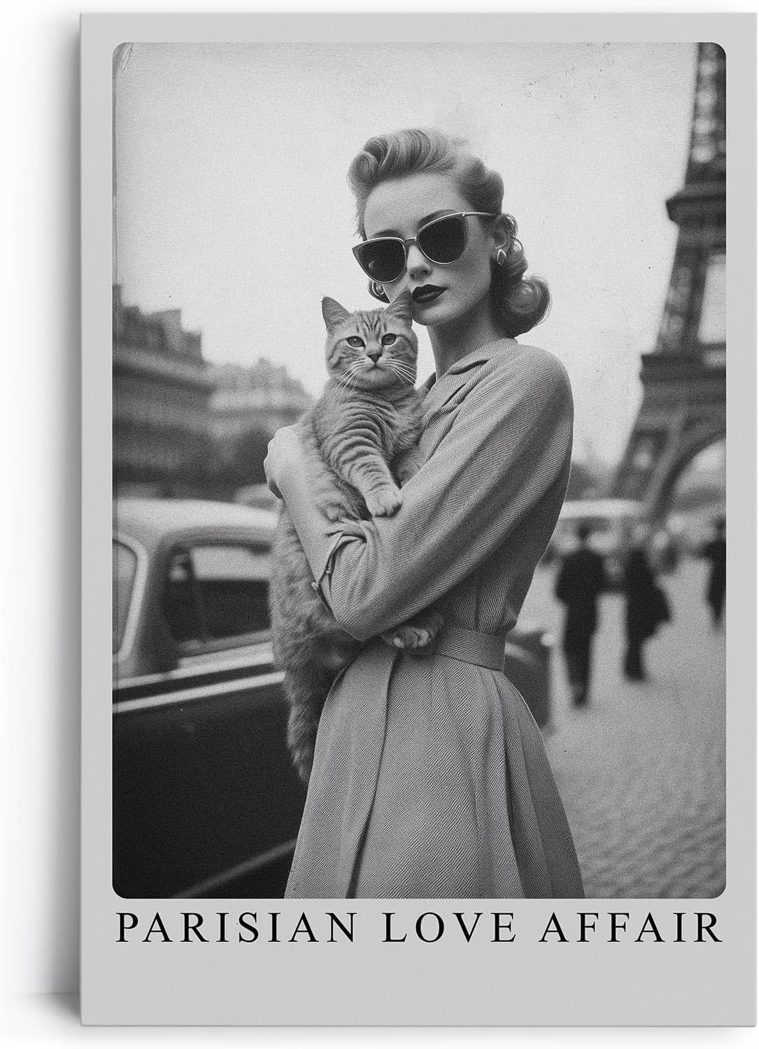 Paul Sinus Leinwandbild 80x120cm Pariser Eleganz – Stilvolles Retro-Porträt einer Frau mit Katze vor dem Eiffelturm