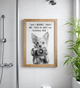 Paul Sinus Poster/Leinwandbild/Rahmenoption Lustiges Hundebild – Witzige Klo-Deko fürs Gäste-WC – Perfekt für Fotografie-Fans