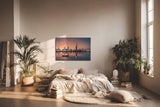 Sinus Art Wandbild 120x80cm Städtische Skyline in der Dämmerung mit reflektierendem Wasser und ruhigem Boot – kontrastreich und elegant