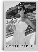 Paul Sinus Leinwandbild 40x60cm Leinwandbild Monte Carlo – Stilvolle Schwarz-Weiß-Fotografie einer eleganten Frau auf einer Yacht, luxuriöse Ästhetik