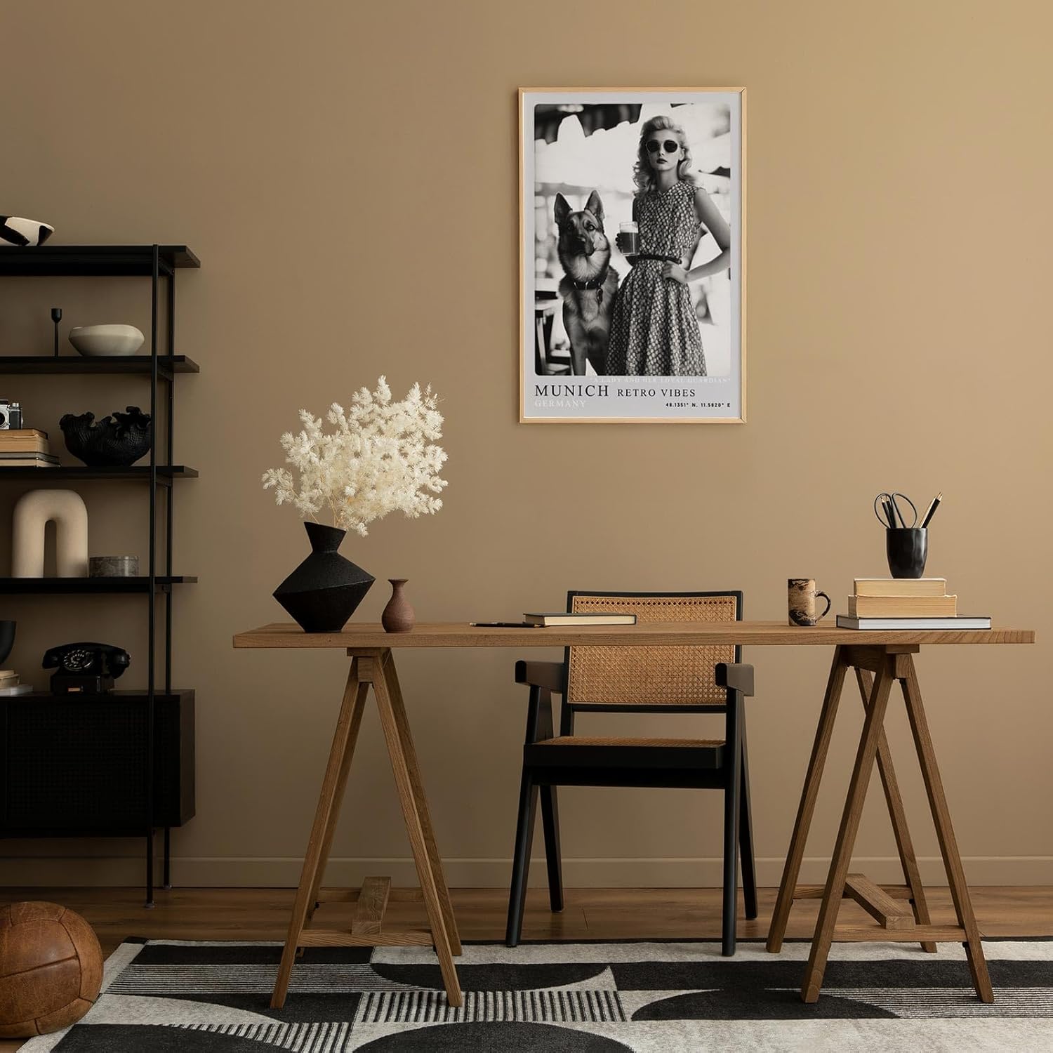 Paul Sinus Leinwandbild 80x120cm Munich Retro Vibes – Stilvolle Vintage-Szene in Schwarz-Weiß mit eleganter Dame, Sonnenbrille, deutschem Schäferhund