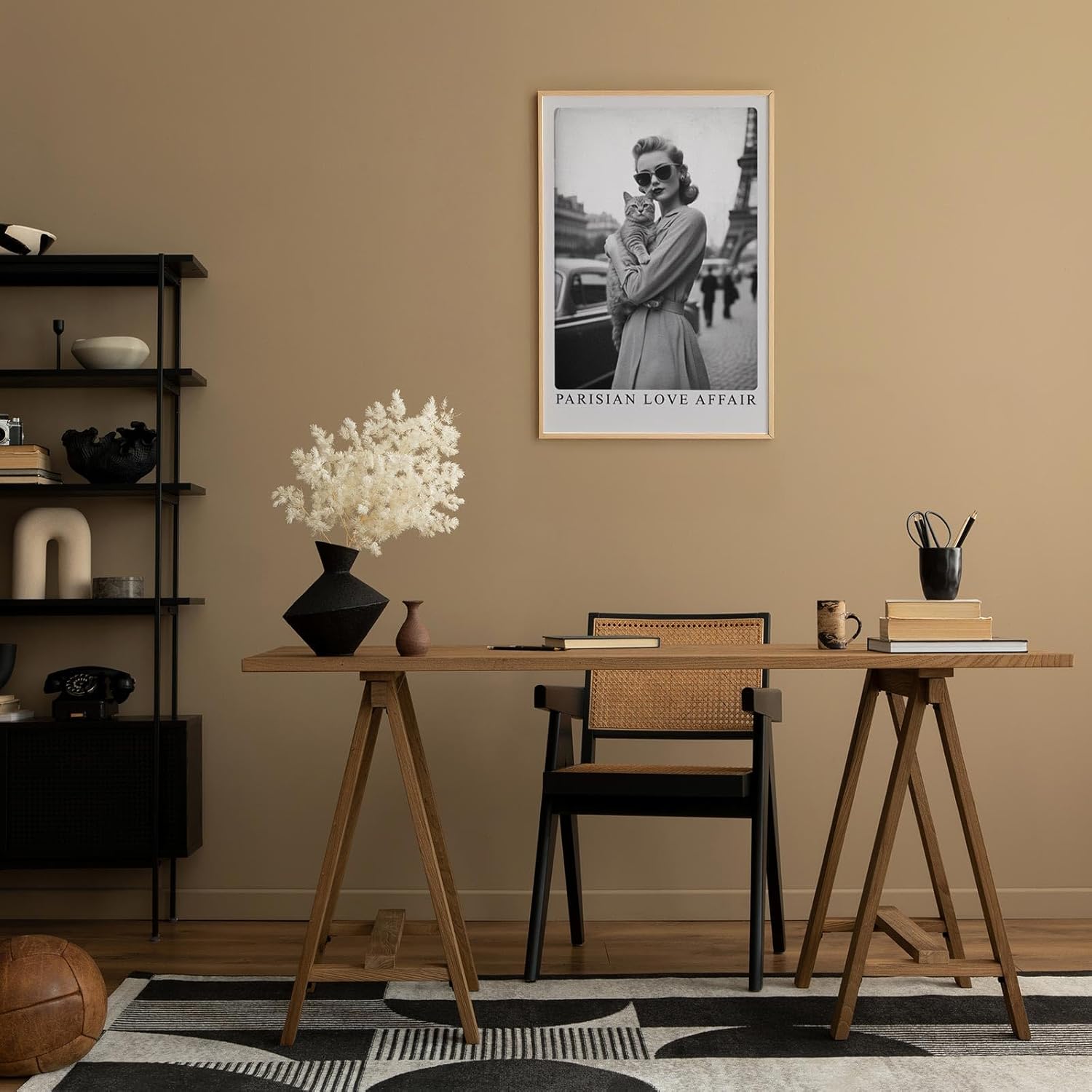 Paul Sinus Leinwandbild 80x120cm Pariser Eleganz – Stilvolles Retro-Porträt einer Frau mit Katze vor dem Eiffelturm