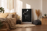 Paul Sinus Wandbild in 40x60cm Elegance in Shadow – stilvolles Schwarz-Weiß-Porträt in Licht und Schatten auf hochwertiger Leinwand für modernes Interieur