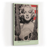 Paul Sinus Wandbild in 40x60cm Marilyn Monroe mit Gewehren in Schwarz-Weiß vor US-Flagge – ausdrucksstarkes Pop-Art-Porträt